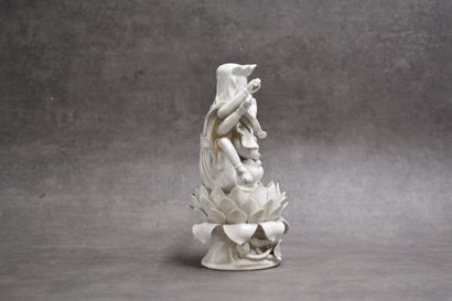 INDE. Divinité en porcelaine de Guanyin,...