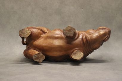 ASIE. Rhinocéros en bois exotique sculpté....