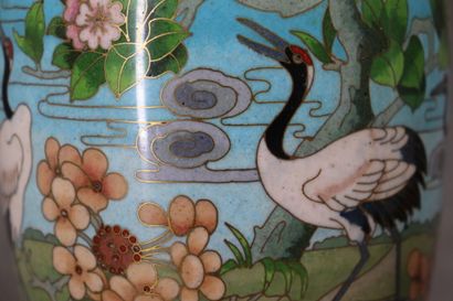 CHINE. Paire de vases en bronze à émaux cloisonnés...