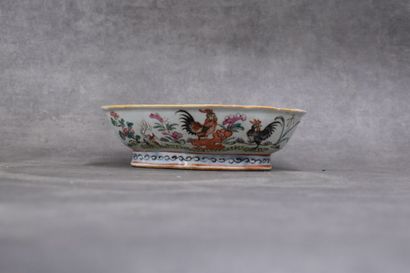 CHINE. Coupe sur pied en porcelaine à décor...
