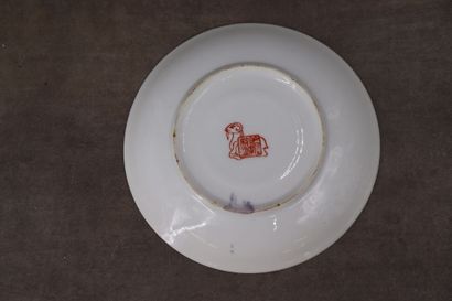 CHINE. Réunion de cinq assiettes en porcelaine...