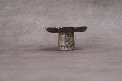 INDE. Bougeoir sur pied en argent à décor...
