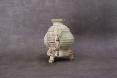 CHINE. Coupe libatoire tripode en pierre...