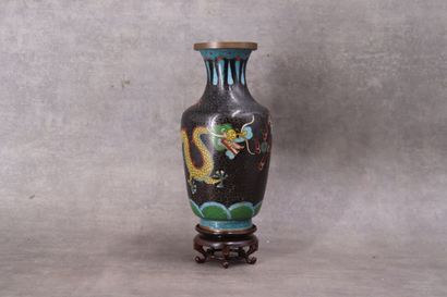 CHINE. Vase en bronze à émaux cloisonnés,...