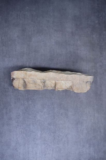 INDE. Femmes, haut relief en pierre sculptée....