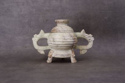 CHINE. Coupe libatoire tripode en pierre...
