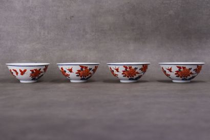 CHINE. Ensemble de quatre bols à riz en porcelaine...