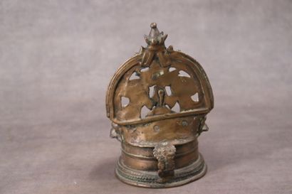 INDE. Lampe à huile en bronze à patine dorée,...