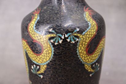 CHINE. Vase en bronze à émaux cloisonnés,...