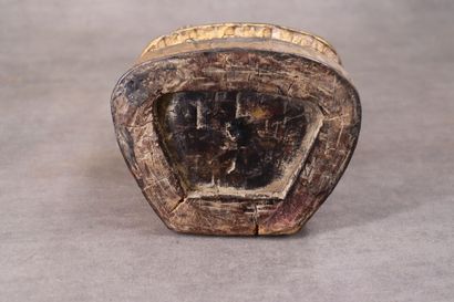 INDE. Divinité en bois sculpté et doré. Hauteur...