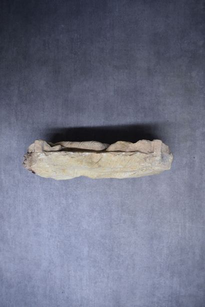 INDE. Femmes, haut relief en pierre sculptée....