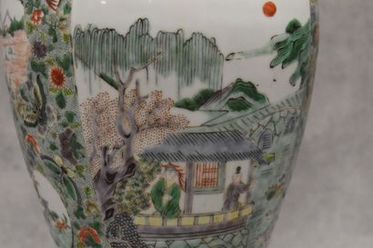 CHINE. Vase en porcelaine à décor de paysages,...