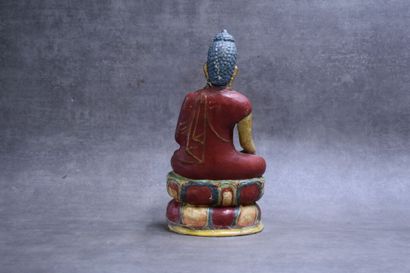 INDE. Bouddha en bois laqué polychrome. Hauteur...