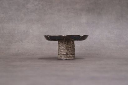 INDE. Bougeoir sur pied en argent à décor...