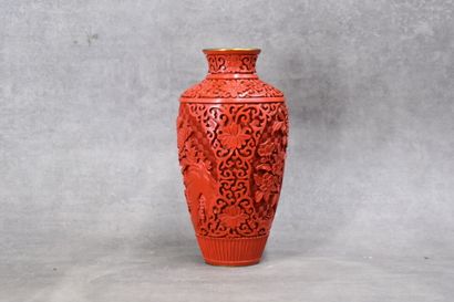 CHINE-PEKIN. Vase balustre en bronze laqué...