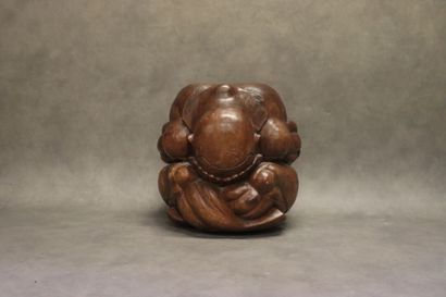 ASIE. Homme en bois exotique sculpté se tenant...
