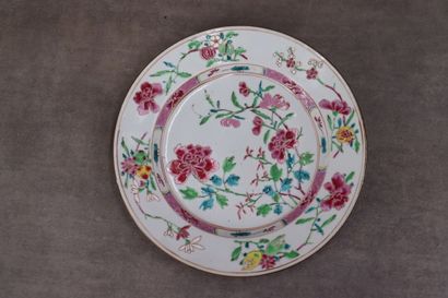 CHINE. Réunion de cinq assiettes en porcelaine...