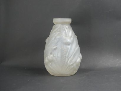 LALIQUE
René LALIQUE. Crystal vase. Signed...