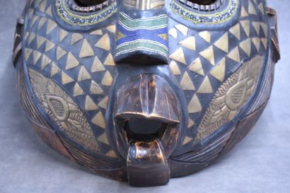 AFFRIQUE. Masque e bois sculpté. Diamètre...