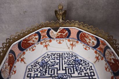 JAPON. Couple en porcelaine à décor Imari,...