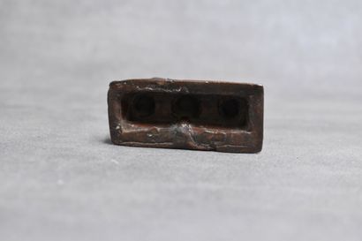 INDE. Sujet en bronze à patine brune, formant...