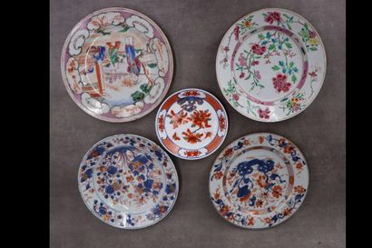 CHINE. Réunion de cinq assiettes en porcelaine...