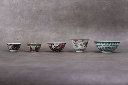 CHINE. Ensemble de cinq bols à riz en porcelaine...