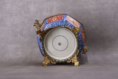 JAPON. Couple en porcelaine à décor Imari,...