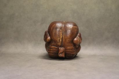 ASIE. Homme en bois exotique sculpté se tenant...
