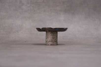 INDE. Bougeoir sur pied en argent à décor...