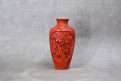 CHINE-PEKIN. Vase balustre en bronze laqué...