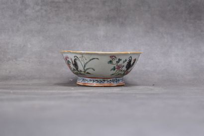 CHINE. Coupe sur pied en porcelaine à décor...