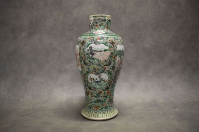 CHINE. Vase en porcelaine à décor de paysages,...