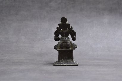 INDE. Sujet en bronze à patine brune, formant...