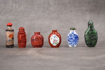 CHINE. Réunion de six tabatières en verre,...