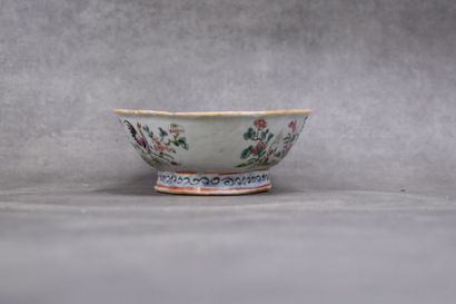 CHINE. Coupe sur pied en porcelaine à décor...