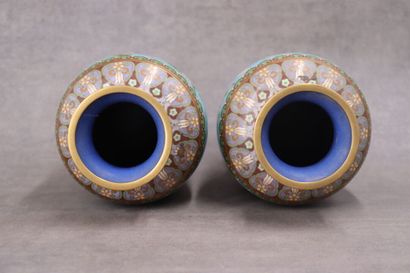 CHINE. Paire de vases en bronze à émaux cloisonnés...
