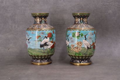 CHINE. Paire de vases en bronze à émaux cloisonnés...
