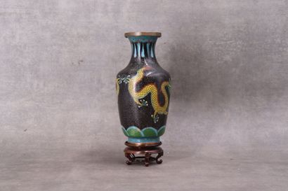 CHINE. Vase en bronze à émaux cloisonnés,...