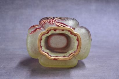 BACCARAT (attributed to). Vase out of multi-layer...