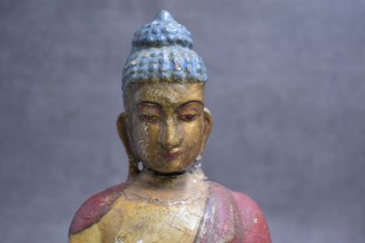 INDE. Bouddha en bois laqué polychrome. Hauteur...