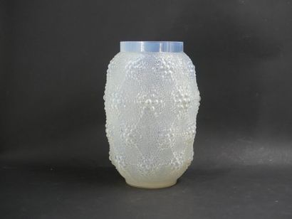 LALIQUE
René LALIQUE. Crystal vase. Signed...