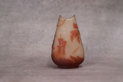 GALLE. Vase in glass paste decorated with...
