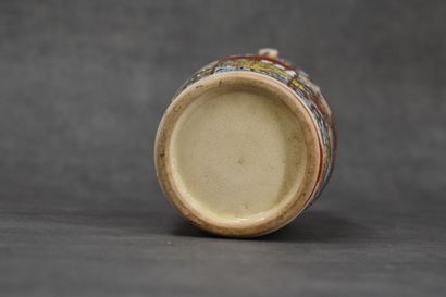 JAPON. Petit panier en céramique, décor Satsuma....