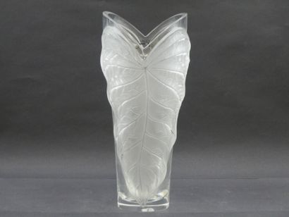 LALIQUE FRANCE. A large crystal vase decorated...
