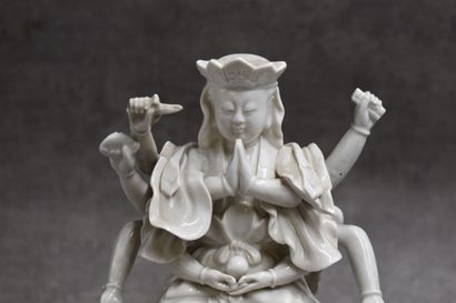 INDE. Divinité en porcelaine de Guanyin,...