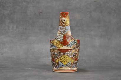 JAPON. Petit panier en céramique, décor Satsuma....