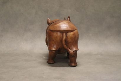 ASIE. Rhinocéros en bois exotique sculpté....