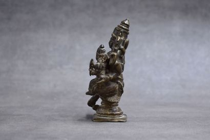 INDE. Divinité, bronze à patine brune. Hauteur...