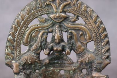 INDE. Lampe à huile en bronze à patine dorée,...